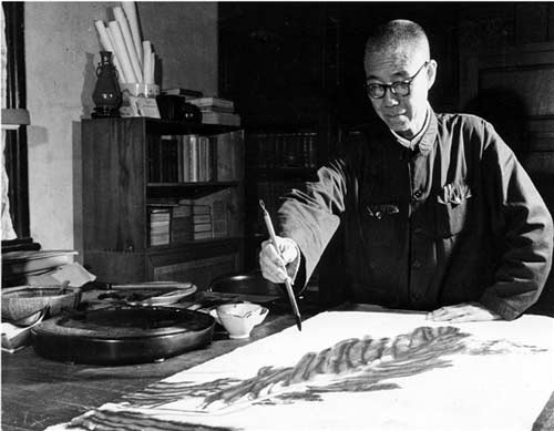 1961年，潘天寿在杭州景云村寓所止止室画室作画。