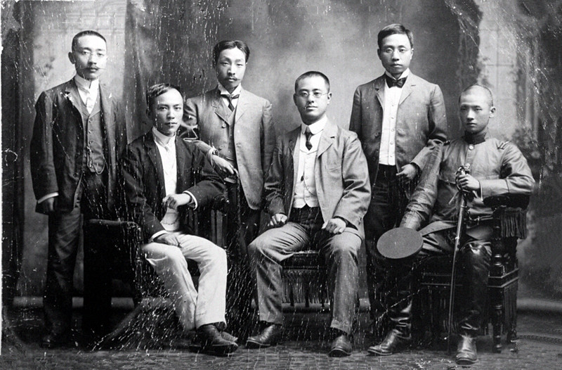 1906年夏，蒋百里（右一）与友人在日本合影，蒋百里时任近卫军第一联队见习排长